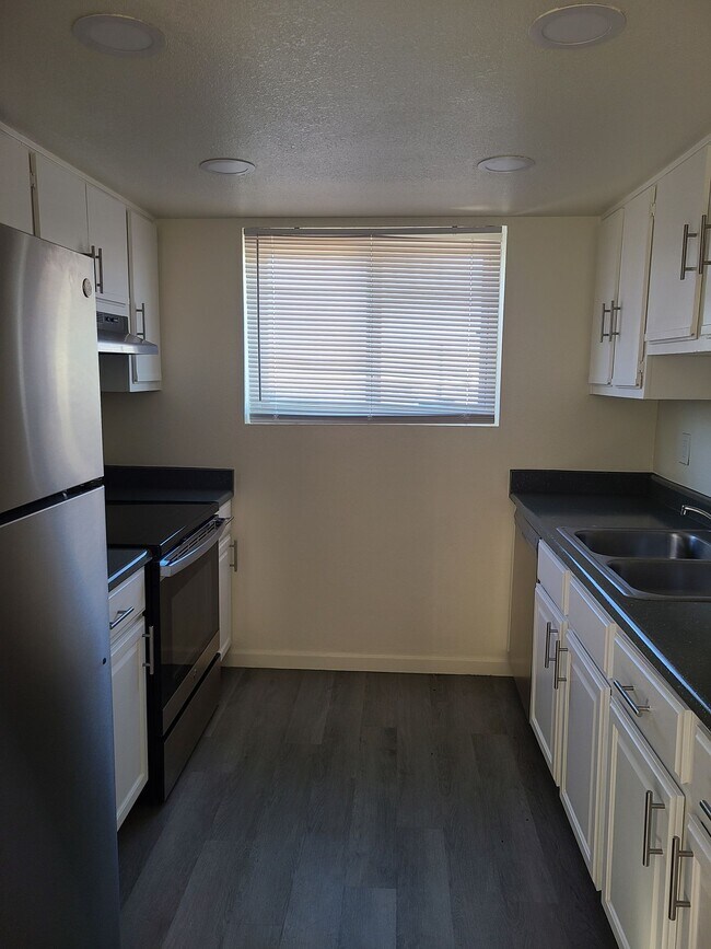 Building Photo - Renovated 2 Bedroom, 1 Bath w/ Washer Dryer Hook Ups and 1 MONTH FREE RENT!