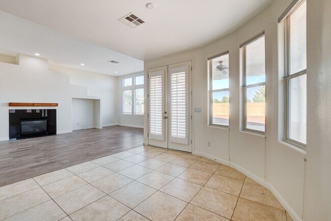 Building Photo - Single Family Home on 20k SQFT Lot in Gated Community