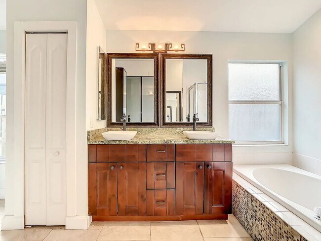 Building Photo - "Spacious 4-Bedroom Haven with 2 Full Baths in Brandon, FL – Your Dream Home Awaits!"