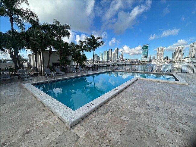 Building Photo - 801 N Venetian Dr