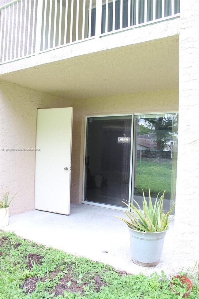 Building Photo - 10420 SW 158th Ct