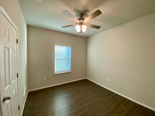 Building Photo - Luxury Duplex in Seguin!