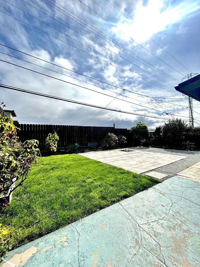 Building Photo - Beautifully Remodeled 3 Bed/1 Bath Home with Fenced Backyard Available NOW!