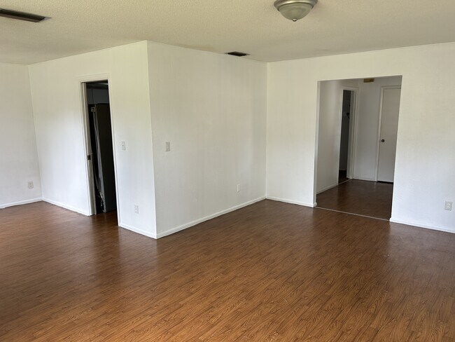 Building Photo - 832 Lucerne Cir