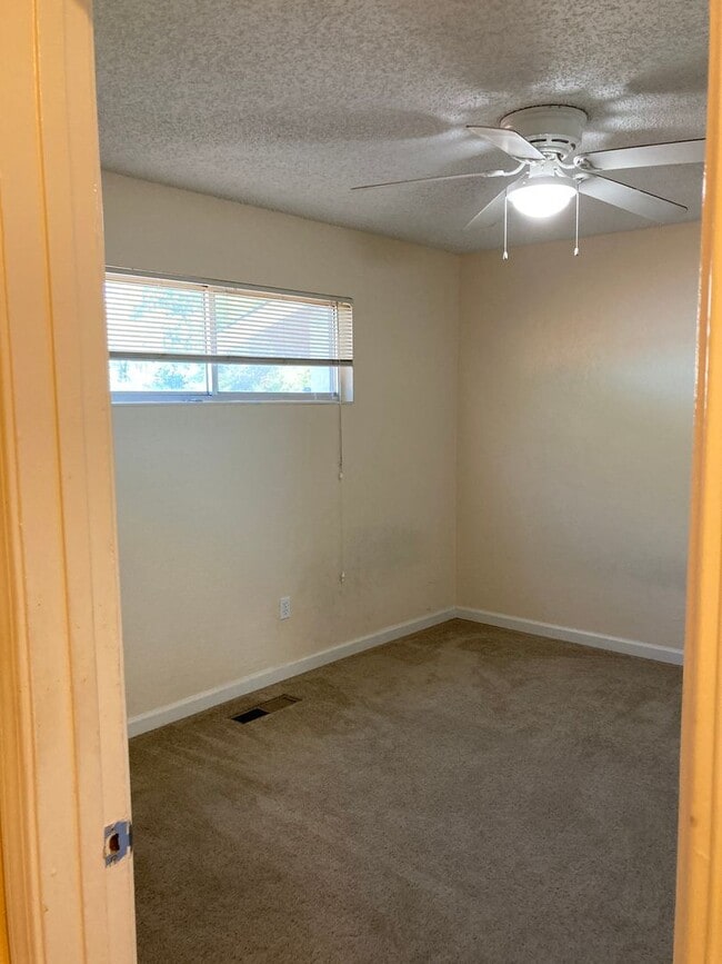 Building Photo - **READY FOR MOVE IN** 3 Bedroom/2 Bath Single Story Home