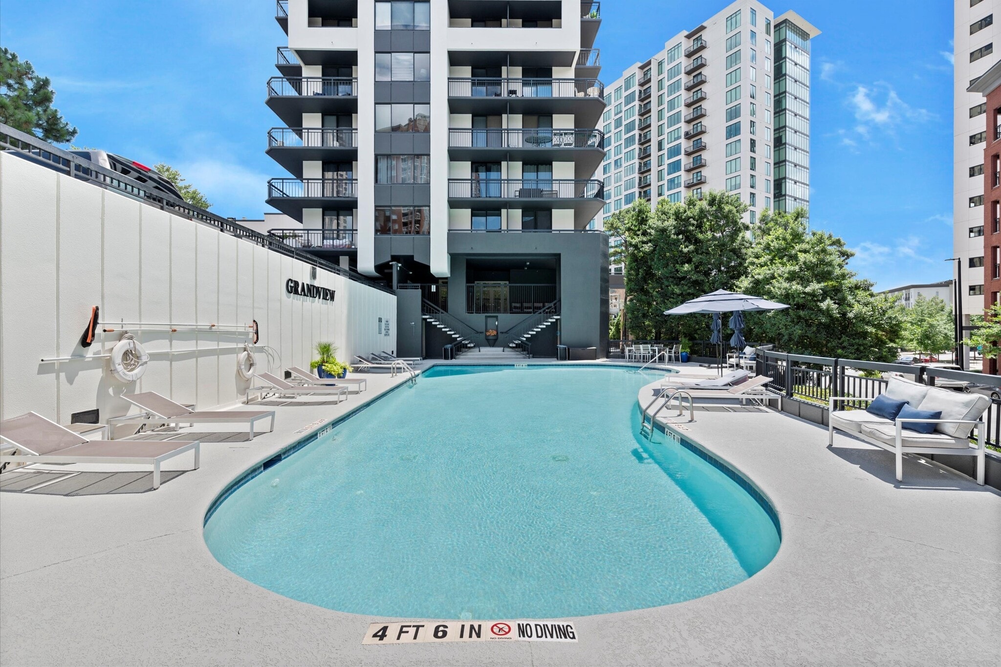 Building Photo - 3481 Lakeside Dr NE