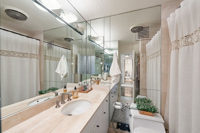 Building Photo - 111 E Chestnut St