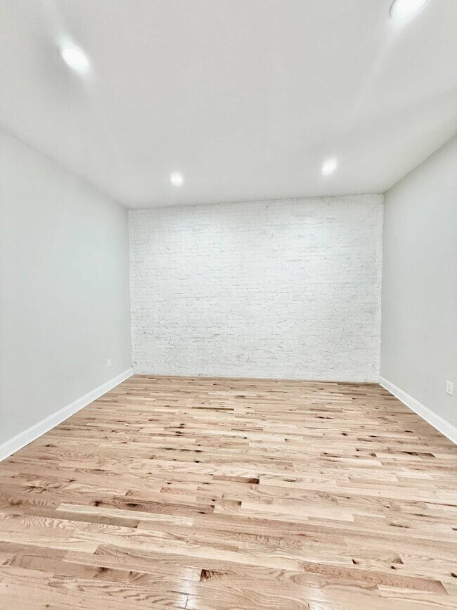 Building Photo - 1072 Putnam Ave