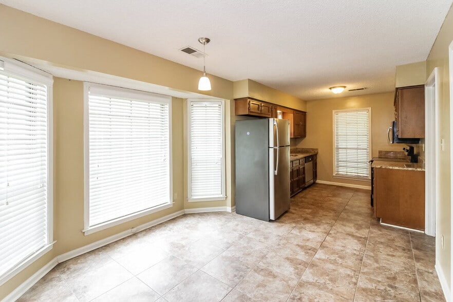 Building Photo - 6708 Henredon Dr