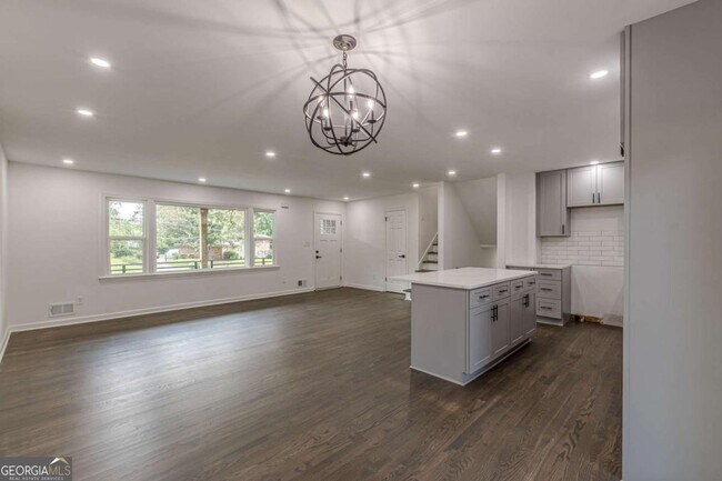 Building Photo - 2352 Glendale Dr