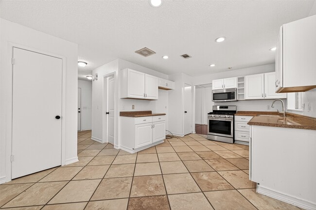 Building Photo - 42 Rockridge Dr