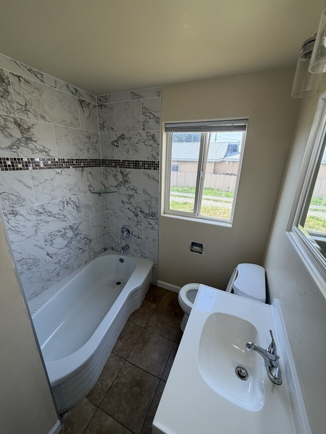 Building Photo - 1004 E K Ave