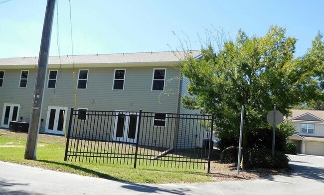 Building Photo - Cute townhome with 3 bd,2.5 bath, with gar...