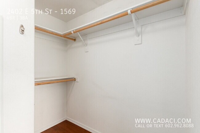 Building Photo - 2402 E 5th St