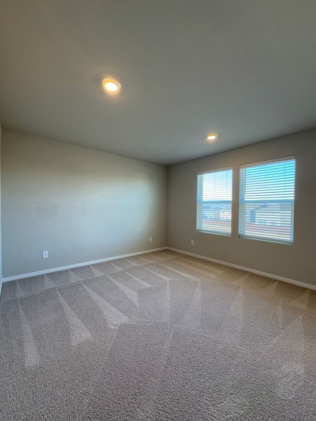 Building Photo - Spacious 4-Bedroom Home in a Great Neighbo...