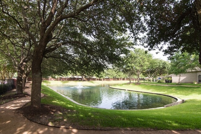 Building Photo - 1547 Lakeside Enclave Dr