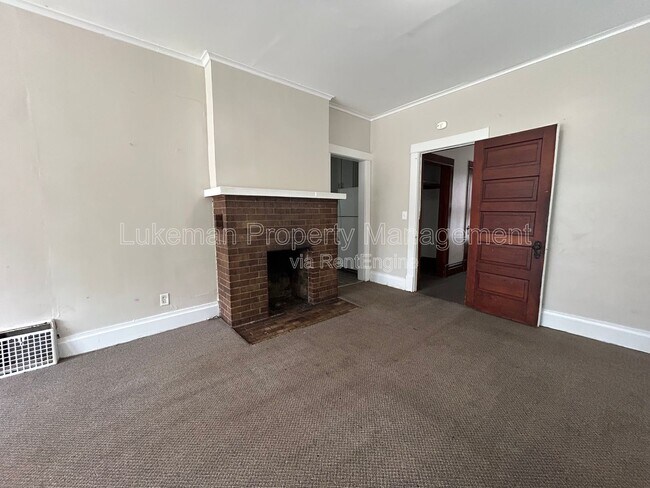 Building Photo - 802-806 West Cedar Street