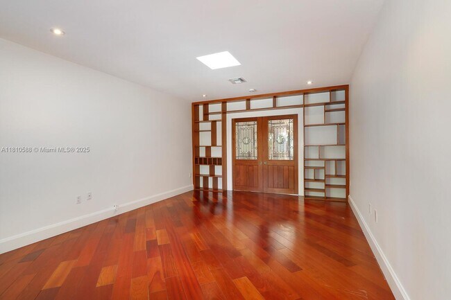 Building Photo - 2527 Inagua Ave