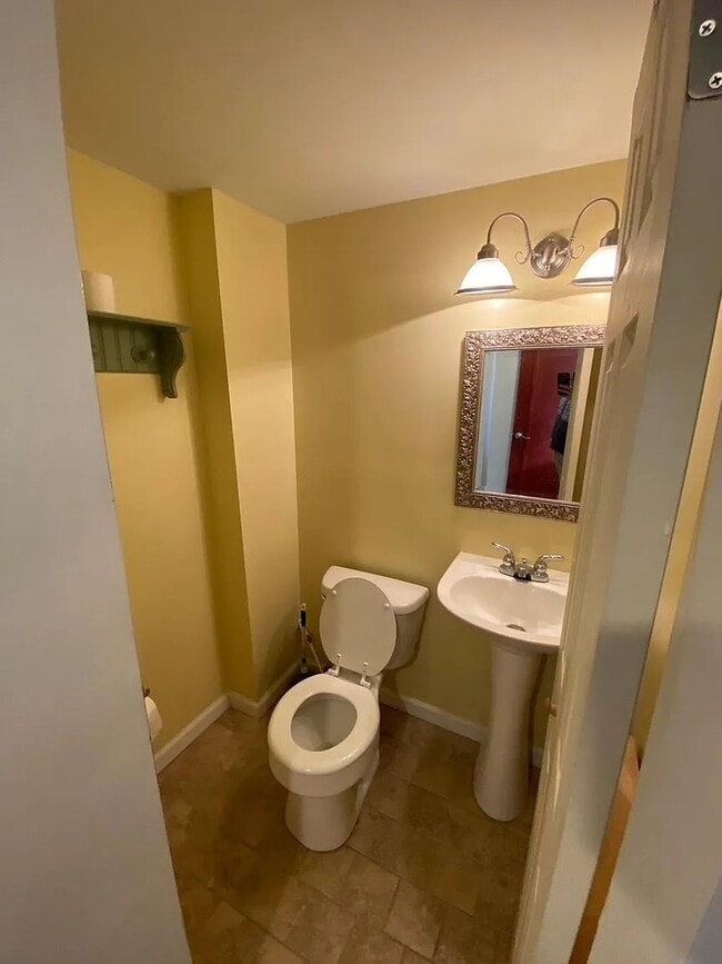 Building Photo - Recently updated 3 Beds 1.5 Bath home, loc...