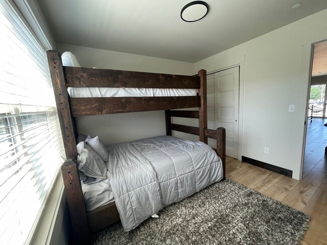 Building Photo - Whitefish townhouse for rent! 3 bed 2.5 ba...