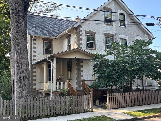 Building Photo - 121 W Oakland Ave