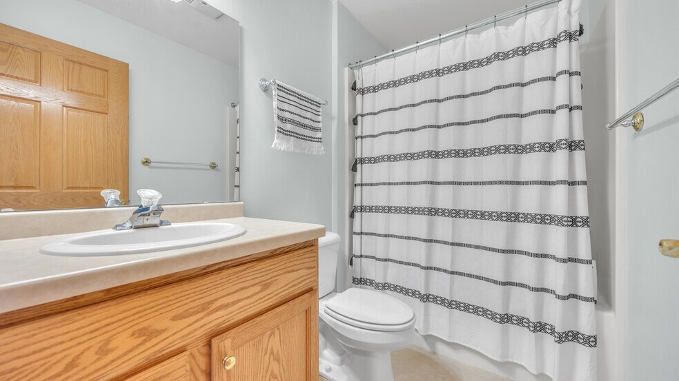 Upper Full Bathroom - 516 Otto Way