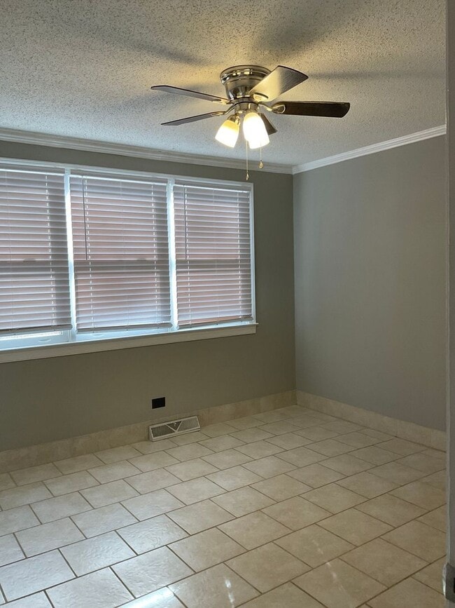 Building Photo - The Perfect 4 Bedroom!!!!