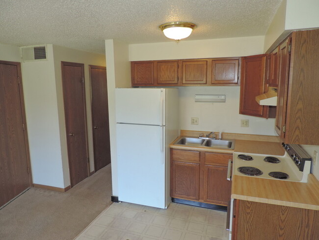 Building Photo - $875 | 1 Bedroom, 1 Bathroom Condo | Cat F...