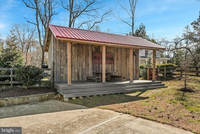 Building Photo - 326 Walker Rd