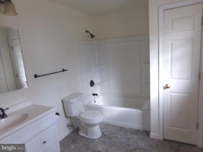 Building Photo - 227 Bayberry St