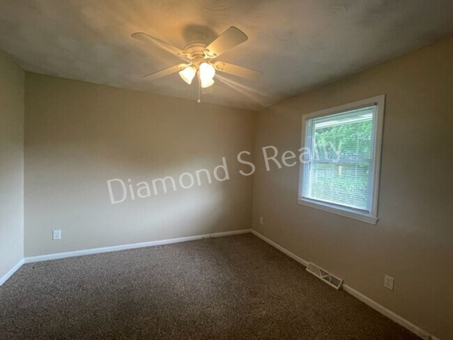Building Photo - 4 Bedroom Home Available Now! Southwest Springfield!