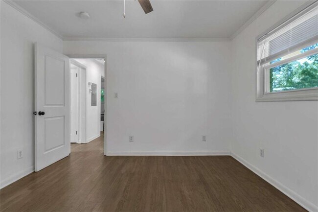 Building Photo - 610 Oriole Dr SE
