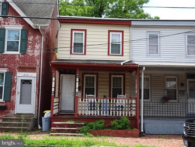 Building Photo - 616 Delaware St