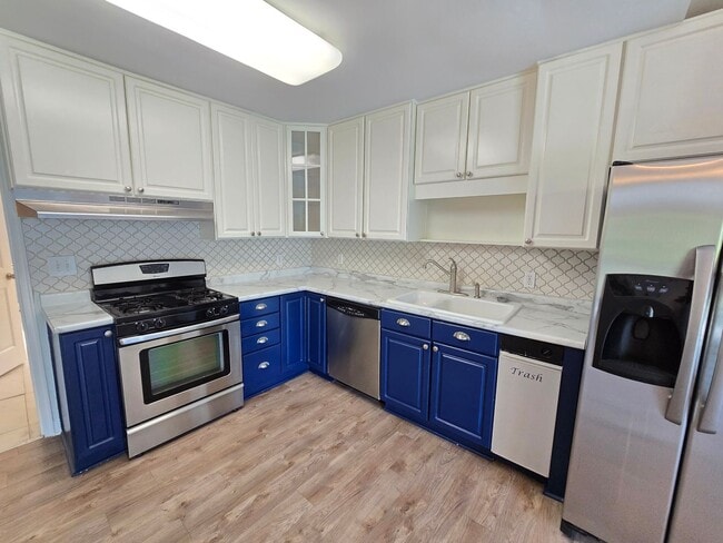 Building Photo - Charming Elevated 1-Bedroom Home Near River Road with Den