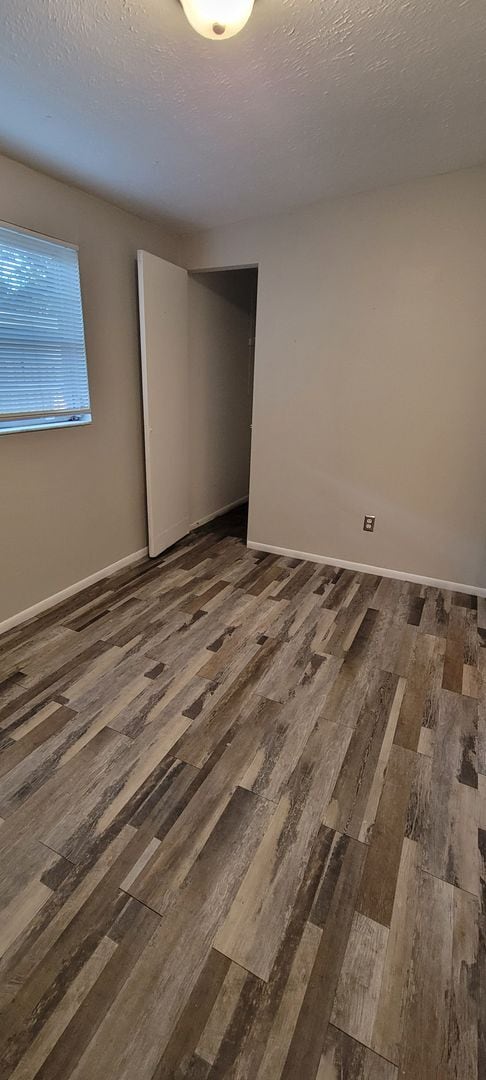 Building Photo - 2 BEDROOM 1 BATH DUPLEX CLOSE TO USF AND BUSCH GARDENS