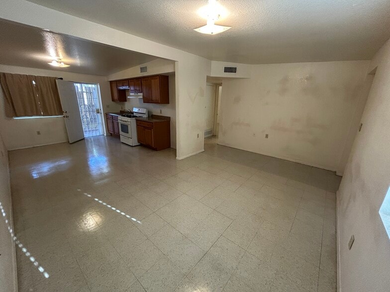 Building Photo - 732 W 44th St