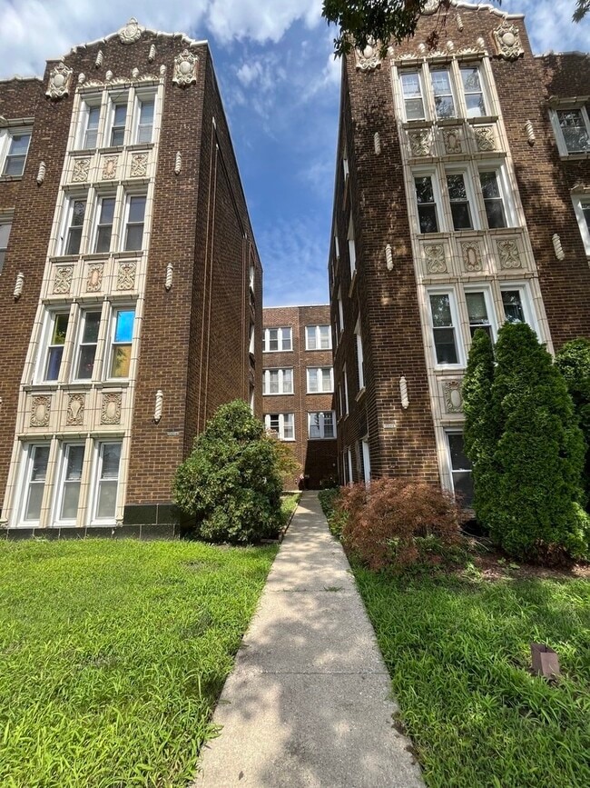 Building Photo - 2840 W Addison St