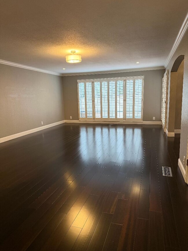 Building Photo - 1125 Royal Ln