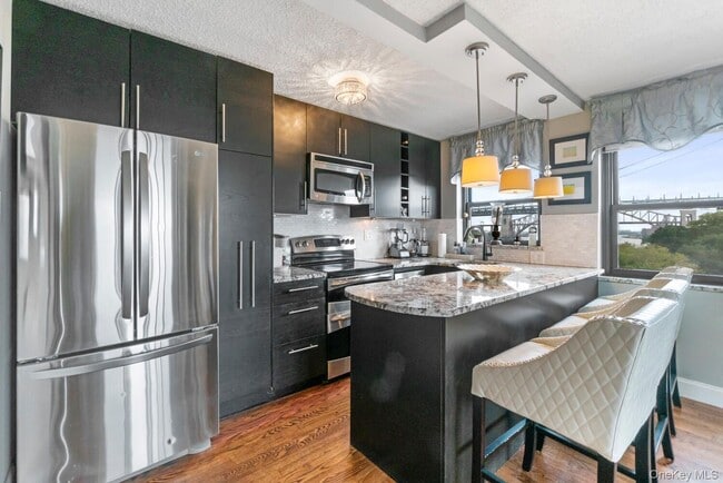 Building Photo - 25-40-40 Shore Blvd