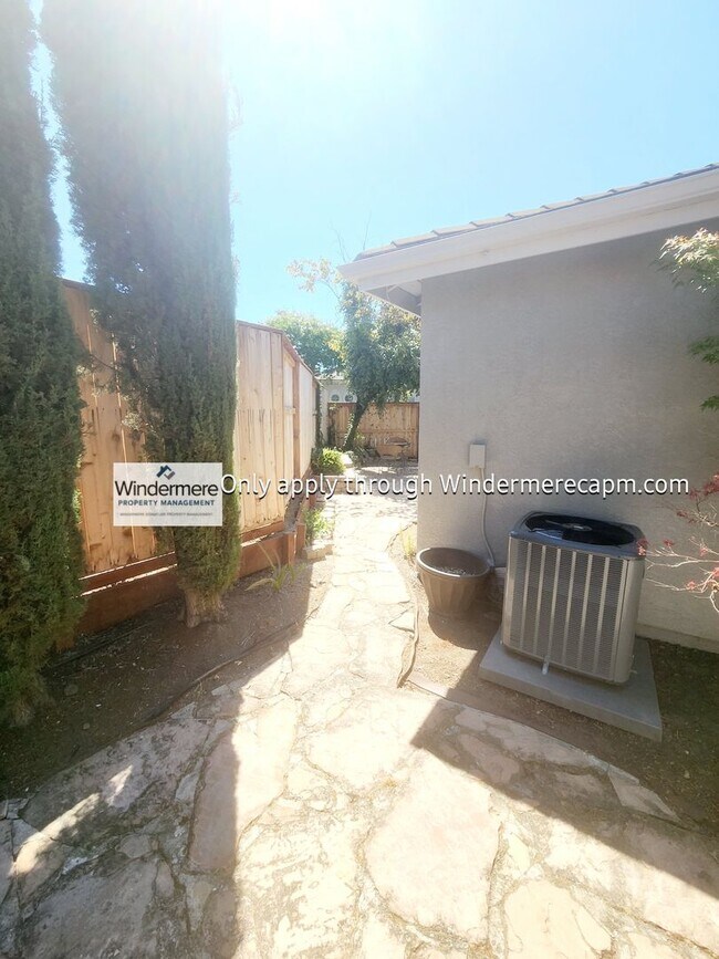 Building Photo - Bright 3 bedroom, 2 bath in Gated Community of Bentley Square!