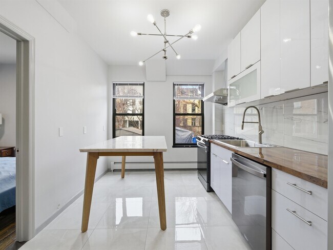 Building Photo - 232 1st St