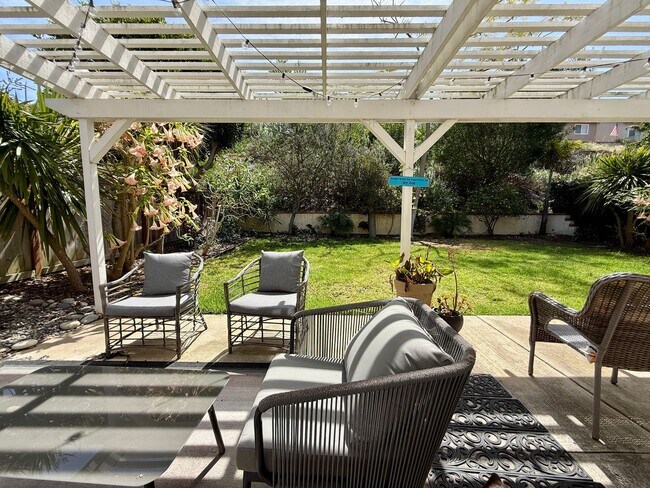 Building Photo - Luxury and Spacious Townhouse with Large Fenced Yard! Double Car Garage!