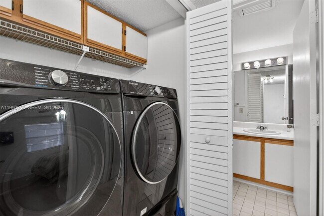 Building Photo - 9670 W McNab Rd