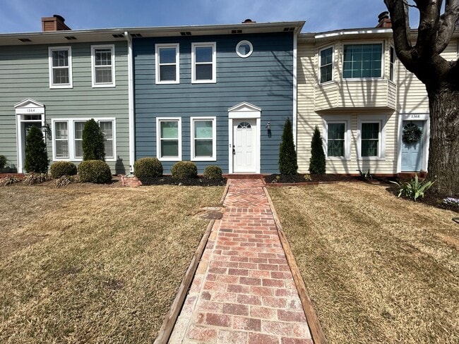 Building Photo - Well appointed 2 bed, 2.5 bath Townhouse Partial Utilities Included!