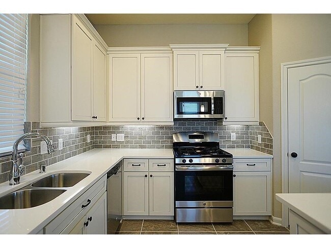 Building Photo - 2411 Village Water Ct