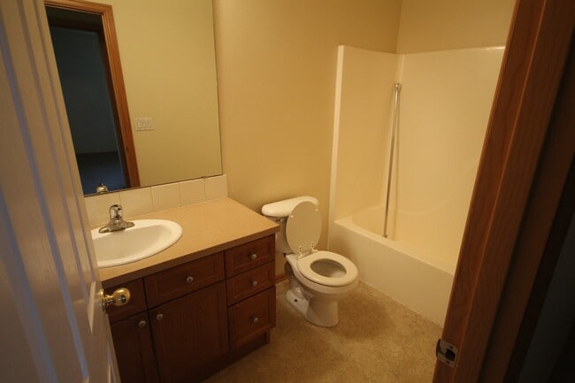 Building Photo - SW Redmond 3 Bdrm House, 2 Bath, Gas Heat & A/C, Patio & Fenced Yard, Dbl Garage