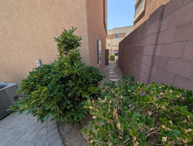 Building Photo - 10544 Headwind Ave