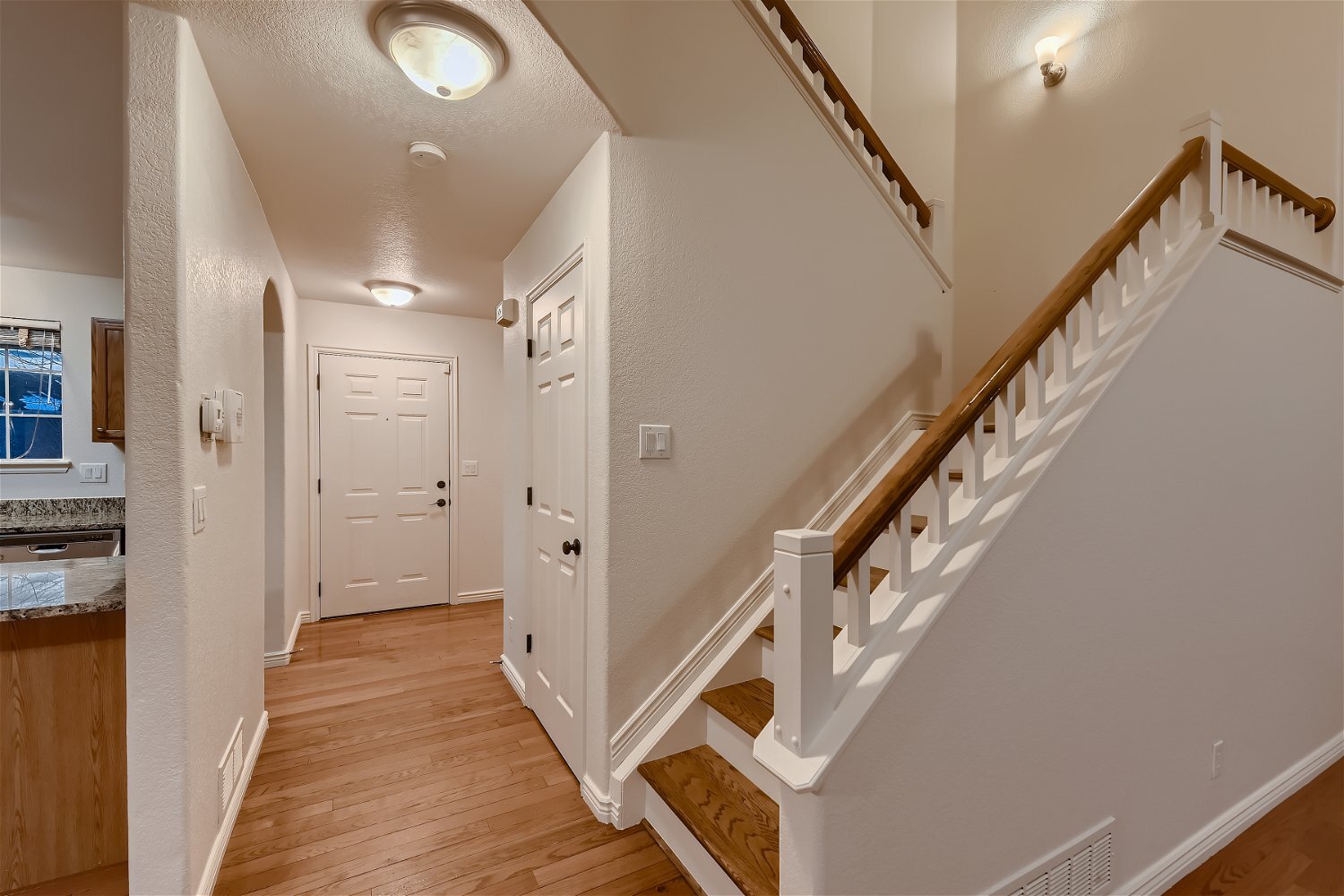 Building Photo - 2625 Fernwood Pl