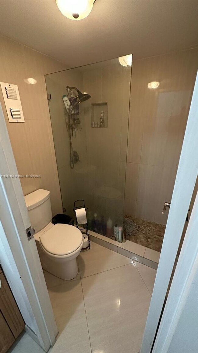 Building Photo - 2500 NE 135th St