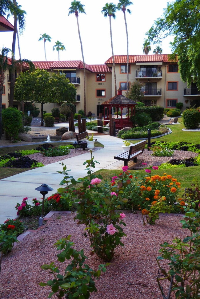 Building Photo - 10330 W Thunderbird Blvd